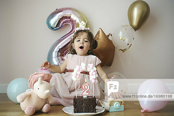 Ein 2-jähriges Mädchen feiert ihren Geburtstag