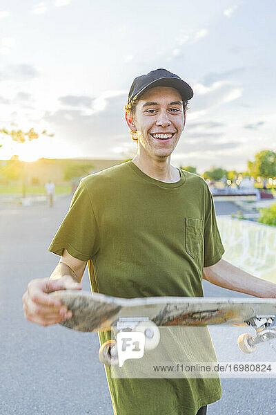 Porträt eines jungen Skateboard-Enthusiasten