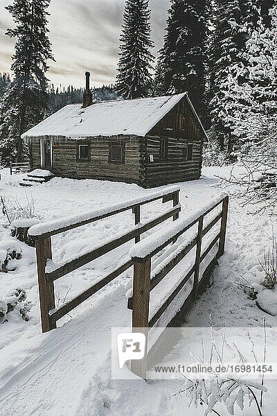 Eine rustikale Forstdiensthütte in Idaho im Winter.