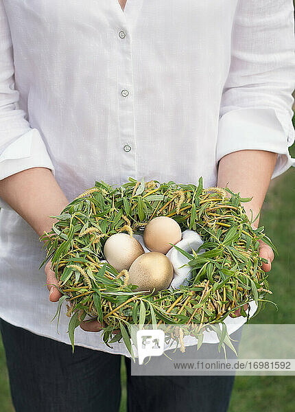 Goldene Eier im Nest zum Osterfest
