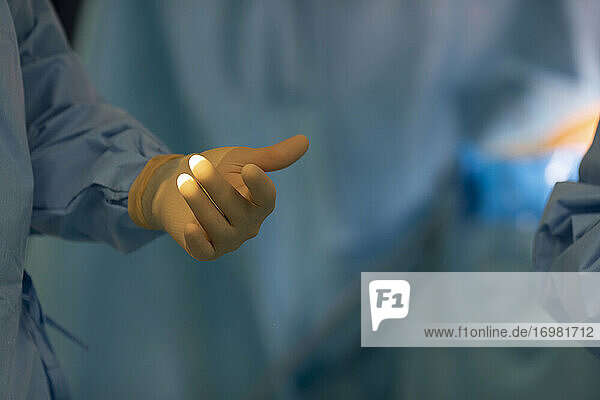 Latexhandschuhe im Operationssaal bei Operationen