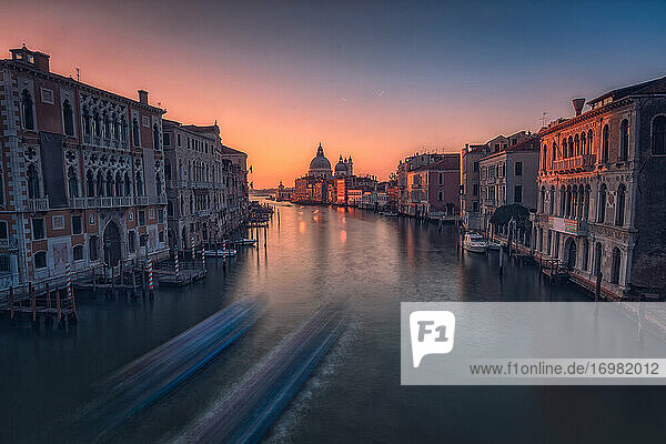 Venedig überflutet die Phantasie mit einer Atmosphäre kreativer Nautik