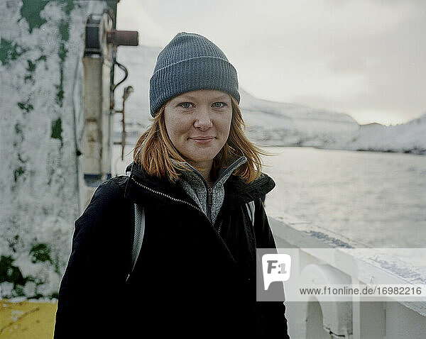 Porträt einer lächelnden Frau auf einer Fähre auf den Färöer Inseln