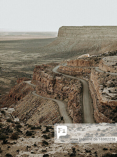 Moki Dugway: Serpentinen klettern hinauf zum Muley Point  Wüste im Süden Utahs