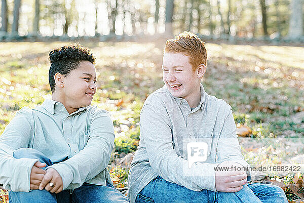 Porträt von gemischtrassigen Brüdern  die zusammen in einem Park lachen