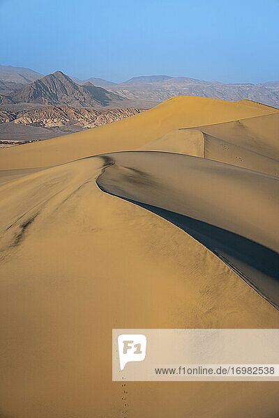 Aussicht auf Mesquite Flat Sanddünen und felsige Berge in der Wüste  Death Valley National Park  Kalifornien  USA
