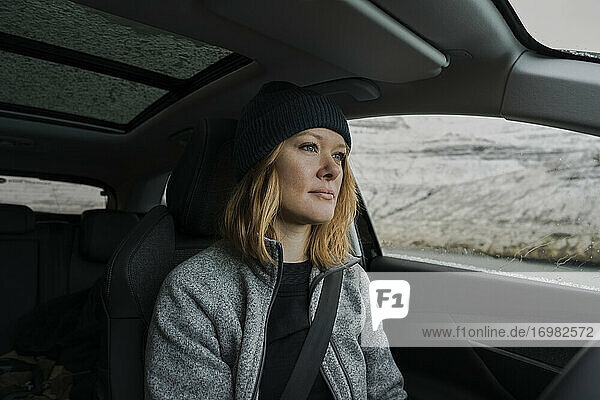 Innenaufnahme einer Frau  die auf den Färöer-Inseln durch Schnee fährt