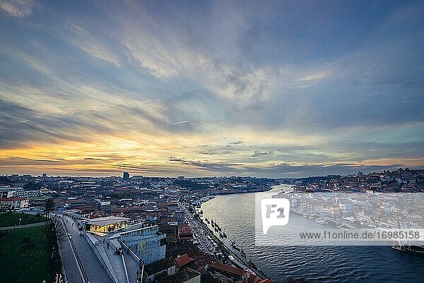 Sonnenuntergang über der Stadt Vila Nova de Gaia (links) und der Stadt Porto. Luftaufnahme mit Fluss Douro.