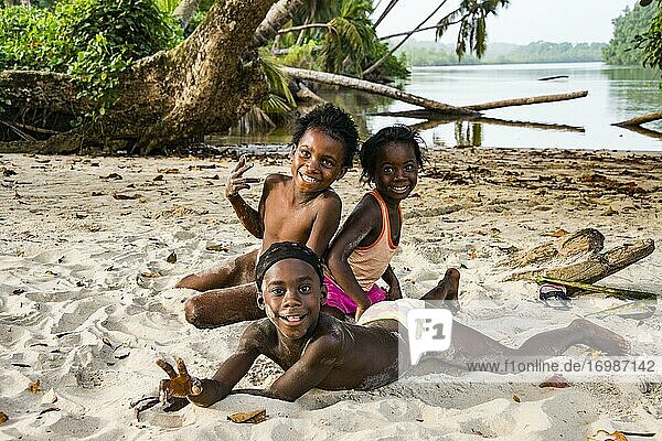 Im Sand spielende Kinder  am einem Strand östlich von Buchanan  Liberia  Afrika