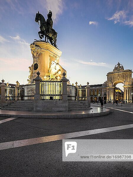 Place of Commerce  Praça do Comercio  Arc de Triomphe Arco da Rua Augusta  equestrian statue of King Jose I  Baixa  Lisbon  Portugal  Europe