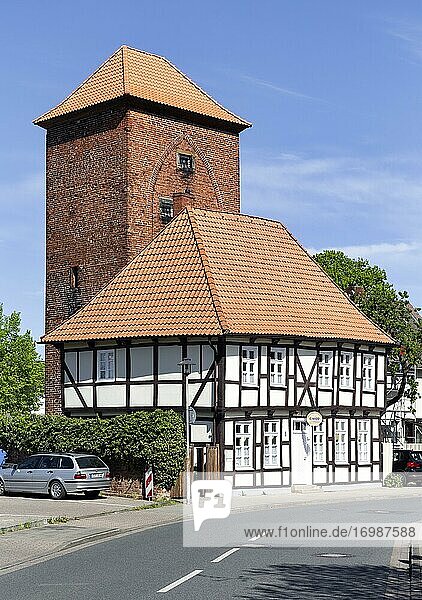 Wehrturm der mittelalterlichen Stadtbefestigung und Haus des Scharfrichters  Bödelei  Verden an der Aller  Niedersachsen  Deutschland  Europa