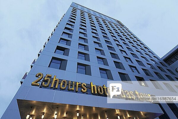 25hours hotel das tour  beleuchteter Schriftzug am Gebäude  Designhotel  Stadtteil Le Quartier Central  Düsseldorf  Nordrhein-Westfalen  Deutschland  Europa