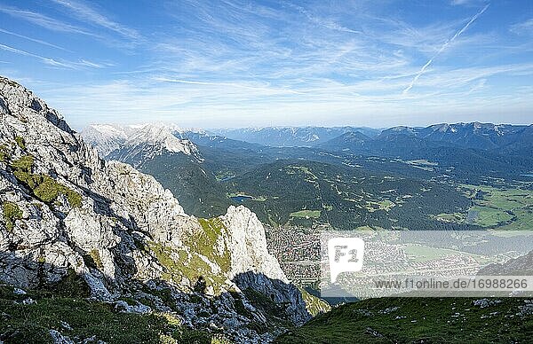 Ausblick auf Isartal mit Ort Mittenwald  Mittenwalder Höhenweg  Karwendelgebirge  Mittenwald  Bayern  Deutschland  Europa