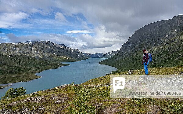 See Gjende  Wanderin auf der Besseggen Wanderung  Jotunheimen Nationalpark  Vågå  Innlandet  Norwegen  Europa