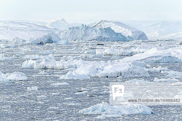 Packeis und Eisberge  Disko Bay  Ilulissat  Grönland  Nordamerika
