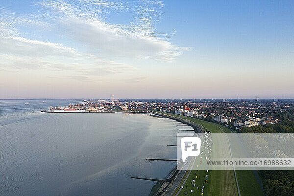 Drohnenaufnahme  Grünstrand mit Strandkörben  Grimmershörner Bucht  Stadtansicht  Cuxhaven  Niedersachsen  Deutschland  Europa