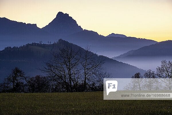 Sonnenuntergang mit Nebel  hinten Berg Traunstein  vom Magdalenenberg bei Pettenbach  Totes Gebirge  Salzkammergut  Oberösterreich  Österreich  Europa