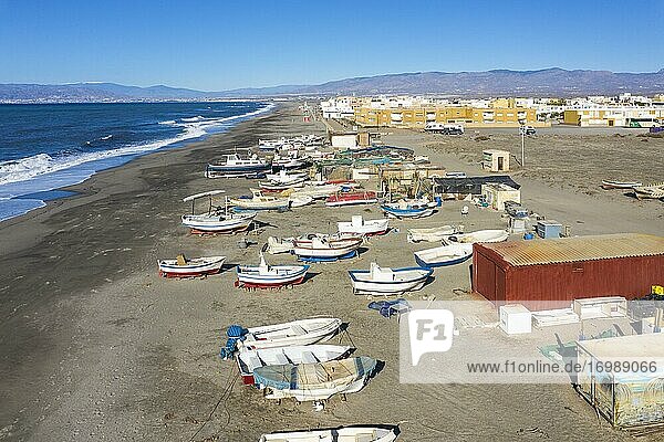 Fischerboote und Fischerhütten am Strand von San Miguel de Cabo de Gata  Luftaufnahme  Drohnenaufnahme  Naturschutzgebiet Cabo de Gata-Nijar  Provinz Almeria  Andalusien  Spanien  Europa