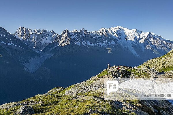 Zelt in den Bergen  Blick auf Grand Balcon Nord  Grandes Jorasses Aiguille du Midi und Mont Blanc  Mont-Blanc-Massiv  Chamonix-Mont-Blanc  Haute-Savoie  Frankreich  Europa
