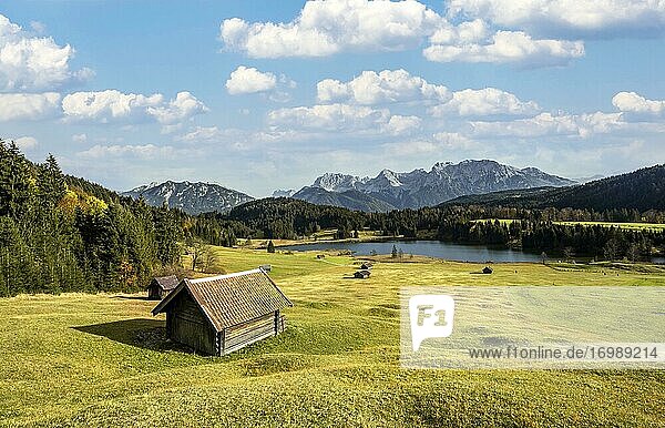Heustadl auf Wiese am Geroldsee  Blick auf Karwendelgebirge  Gerold  Bayern  Deutschland  Europa