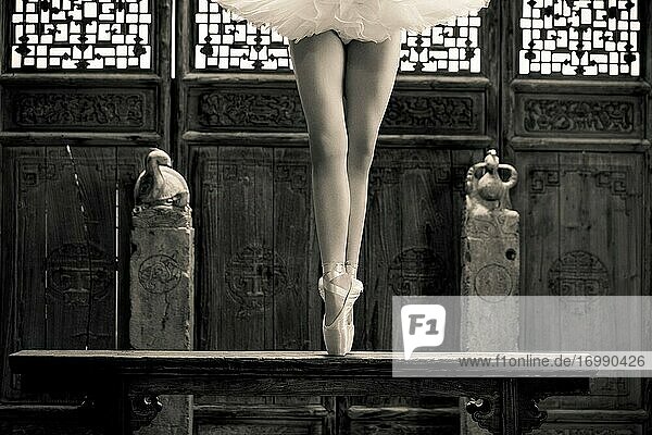 Die junge Frau vor dem klassischen chinesischen Tanzballett