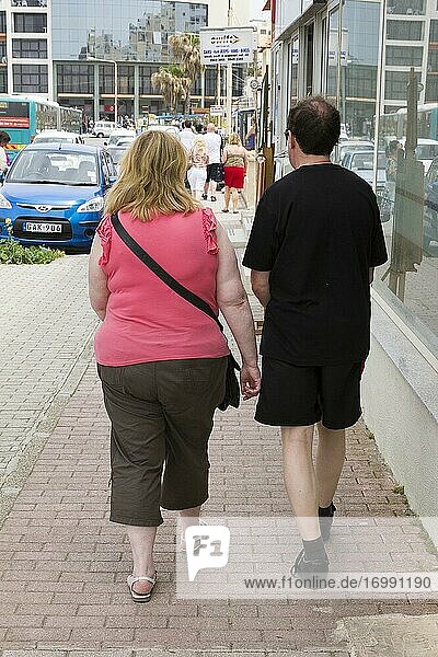 Übergewichtige Frau und schlanker Mann. Touristen auf Malta.