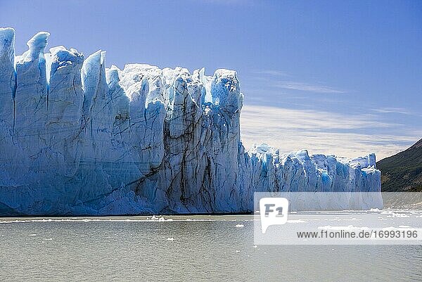 Perito-Moreno-Gletscher  Eisschmelze aufgrund der globalen Erwärmung und des Klimawandels  Los Glaciares National Park  in der Nähe von El Calafate  Patagonien  Argentinien