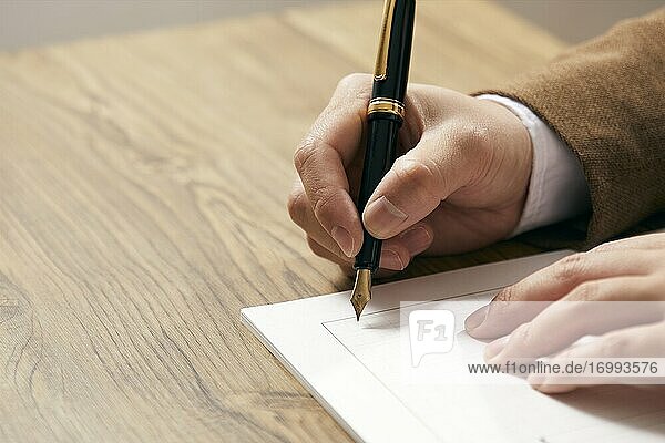 Mann schreibt auf Papier