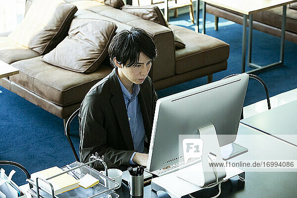 Japanischer Geschäftsmann im Büro