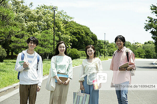 Japanische Universitätsstudenten in einem Stadtpark