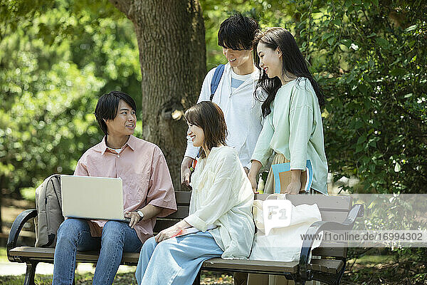 Japanische Universitätsstudenten in einem Stadtpark