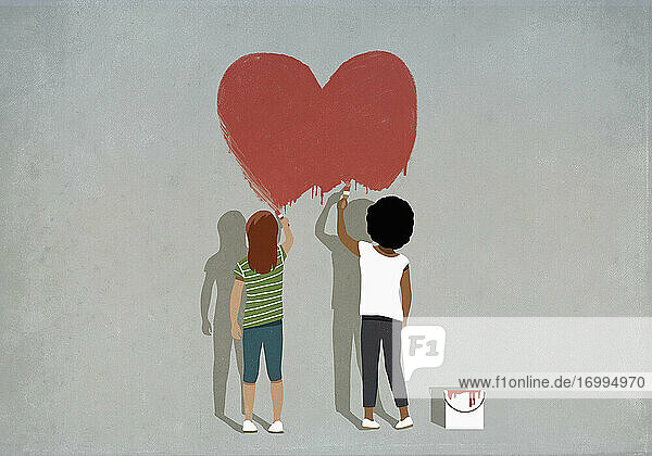 Multiethnische Mädchen malen rotes Herz an der Wand
