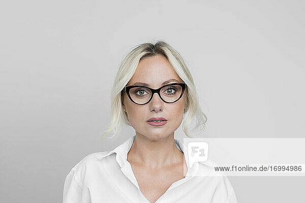 Portrait confident beautiful woman in eyeglasses