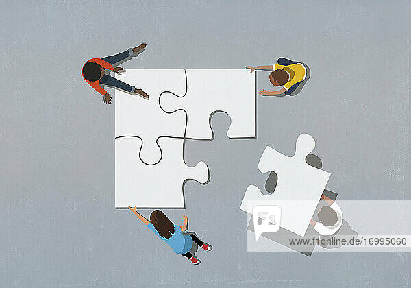 Kinder beenden Puzzle mit fehlendem Stück