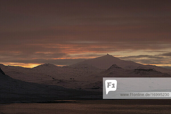 Majestätische Aussicht auf die Berge bei Sonnenuntergang  Hellissandur  Island