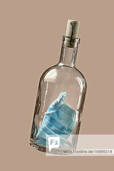 Einweg-Gesichtsschutzmaske in verkorkter Flasche
