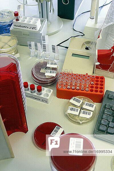 Barcodierte wissenschaftliche Geräte im Labor