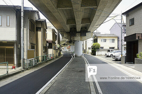 Überführung und Straße  die ein Stadtviertel teilen  Kyoto  Japan