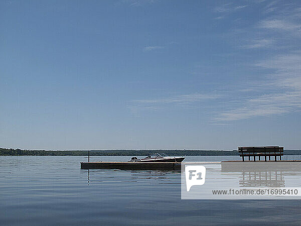 Boot vertäut neben ruhigen Dock auf blauen See  Midland  Ontario  Kanada