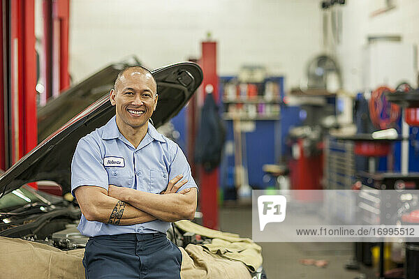 Porträt eines Automechanikers aus dem pazifischen Raum in einer Autowerkstatt