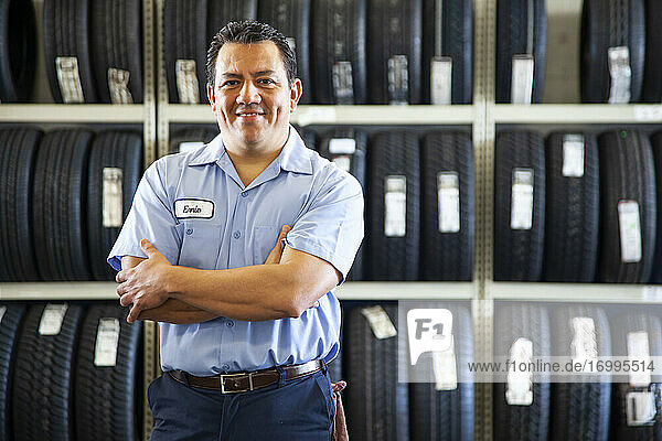 Porträt eines hispanischen männlichen Besitzers in einer Autowerkstatt