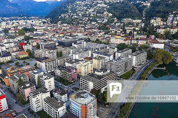 Schweiz  Kanton Tessin  Locarno  Blick aus dem Hubschrauber auf die Stadt am Ufer des Lago Maggiore