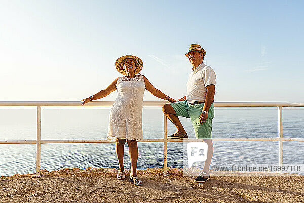 Älteres Paar am Aussichtspunkt an der Küste  El Roc de Sant Gaieta  Spanien