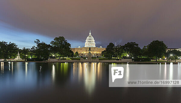 USA  Washington DC  Lincoln Memorial Reflecting Pool bei Nacht mit United States Capitol im Hintergrund