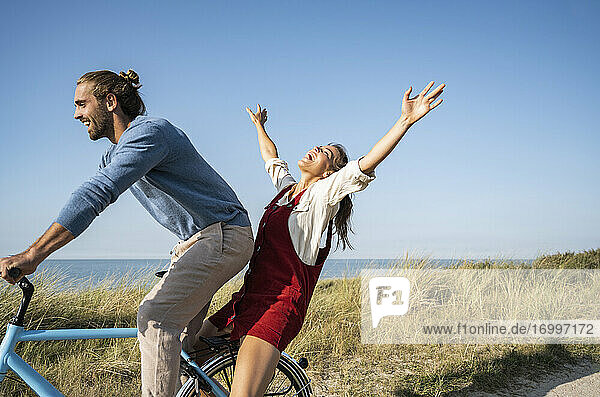 Mann und Frau genießen eine Fahrradtour bei klarem Himmel