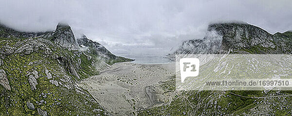 Felsige  wolkenverhangene Landschaft am Helvetestinden  Lofoten  Norwegen