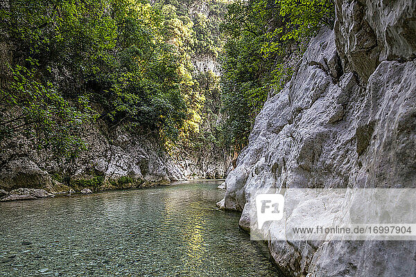 Der Fluss Acheron fließt durch die Berge in Epirus  Griechenland