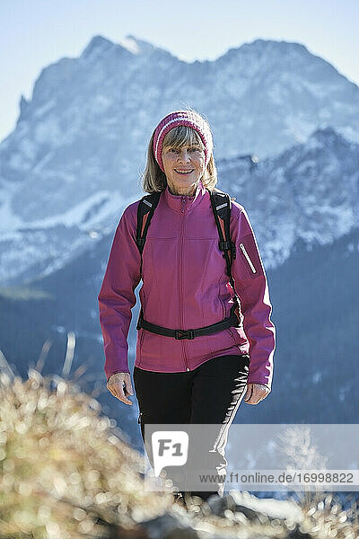 Porträt einer älteren Frau beim Wandern im Karwendelgebirge