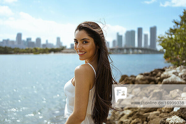 Schöne junge Frau in der Bucht an einem sonnigen Tag