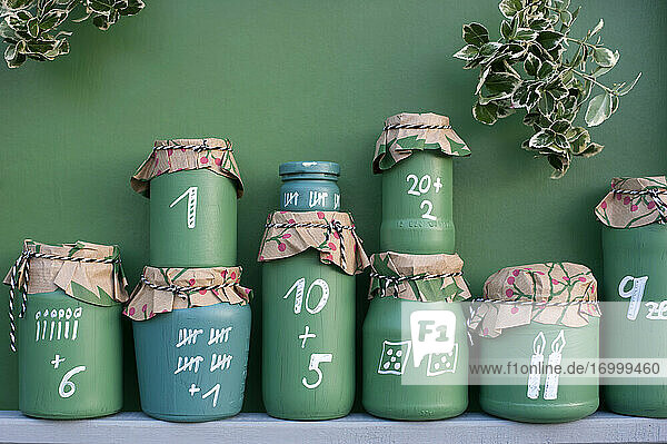 DIY grün bemalte Gläser als Adventskalender